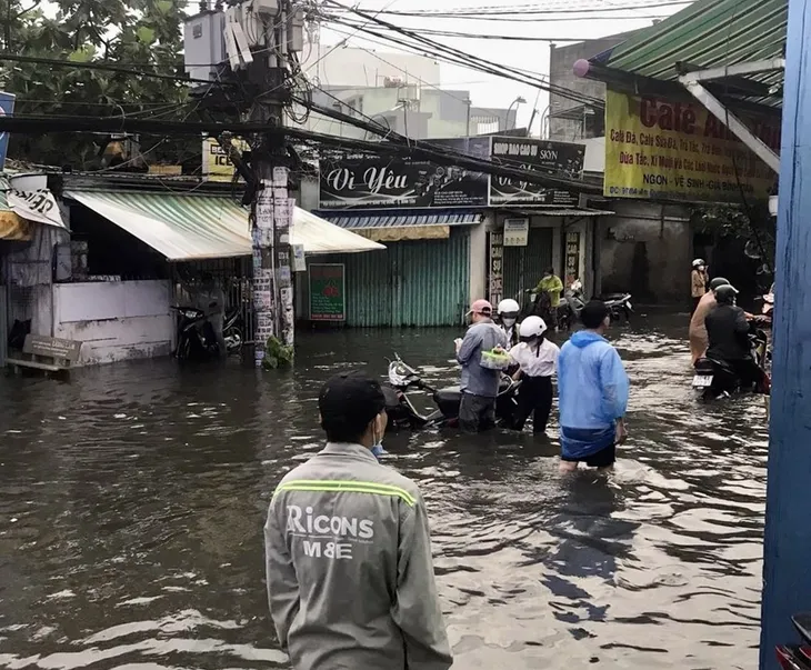 TP Hồ Chí Minh ngập nặng do mưa lớn chiều 5/7 - Ảnh 5. TP Hồ Chí Minh ngập nặng do mưa lớn chiều 5/7 - Ảnh 5.