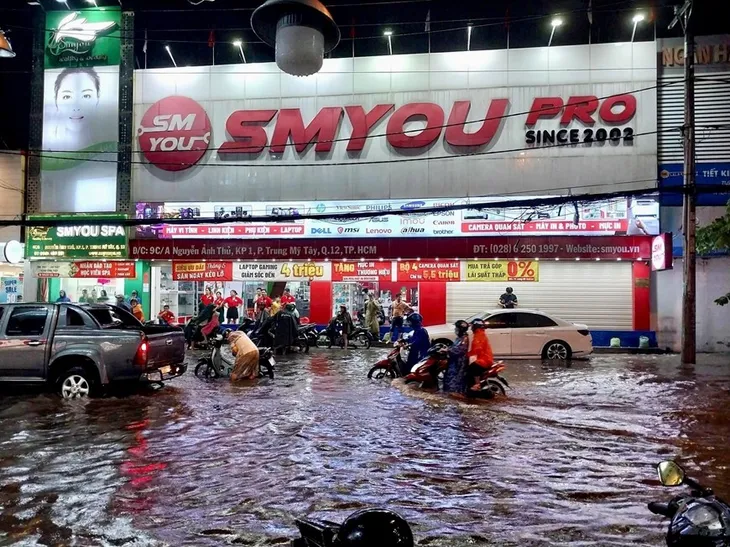 TP Hồ Chí Minh ngập nặng do mưa lớn chiều 5/7 - Ảnh 1. TP Hồ Chí Minh ngập nặng do mưa lớn chiều 5/7 - Ảnh 1.