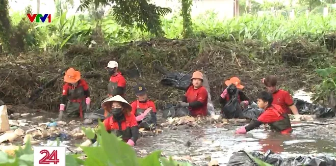 Những bạn trẻ đội nắng làm sạch môi trường - Ảnh 1. Những bạn trẻ đội nắng làm sạch môi trường - Ảnh 1.