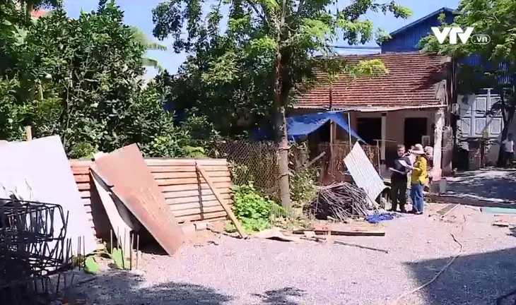Nhiều nhà đang xây mới, sửa chữa bị đột ngột dừng lại - Ảnh 2. Nhiều nhà đang xây mới, sửa chữa bị đột ngột dừng lại - Ảnh 2.