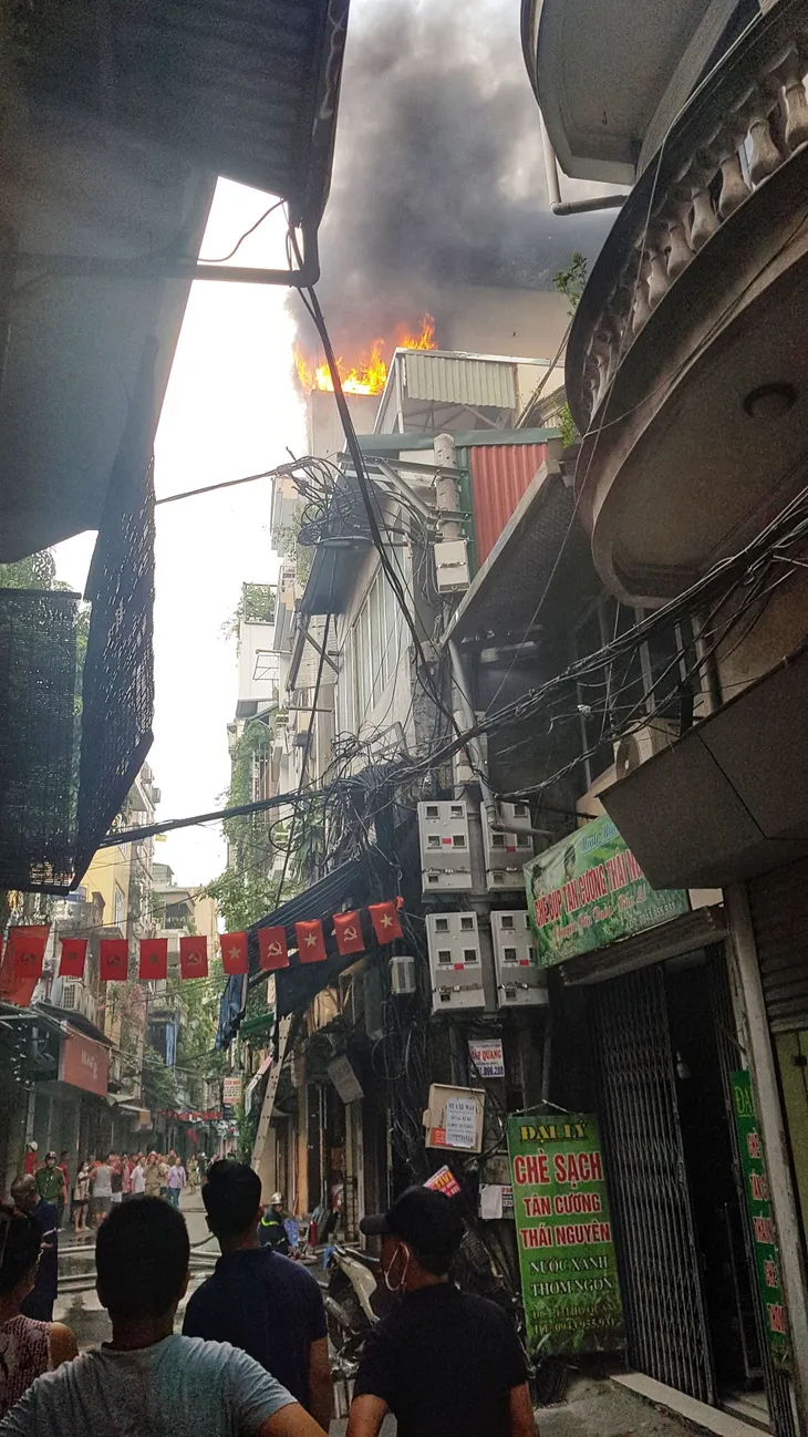Hà Nội: Chia buồn, thăm hỏi gia đình có 3 người tử vong trong vụ cháy ở ngõ Thổ Quan - Ảnh 3. Hà Nội: Chia buồn, thăm hỏi gia đình có 3 người tử vong trong vụ cháy ở ngõ Thổ Quan - Ảnh 3.