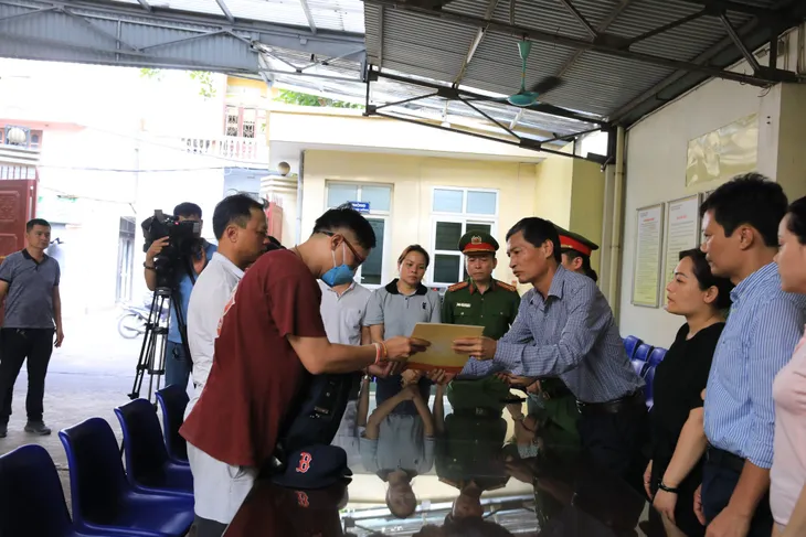 Hà Nội: Chia buồn, thăm hỏi gia đình có 3 người tử vong trong vụ cháy ở ngõ Thổ Quan - Ảnh 2. Hà Nội: Chia buồn, thăm hỏi gia đình có 3 người tử vong trong vụ cháy ở ngõ Thổ Quan - Ảnh 2.