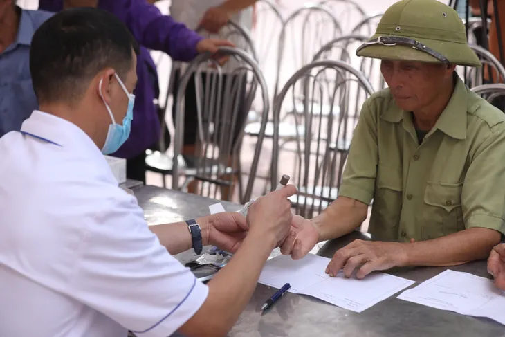 Khám bệnh, cấp phát thuốc cho gia đình chính sách, người có công tại Hải Phòng - Ảnh 8. Khám bệnh, cấp phát thuốc cho gia đình chính sách, người có công tại Hải Phòng - Ảnh 8.