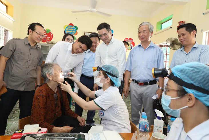 Khám bệnh, cấp phát thuốc cho gia đình chính sách, người có công tại Hải Phòng - Ảnh 3. Khám bệnh, cấp phát thuốc cho gia đình chính sách, người có công tại Hải Phòng - Ảnh 3.