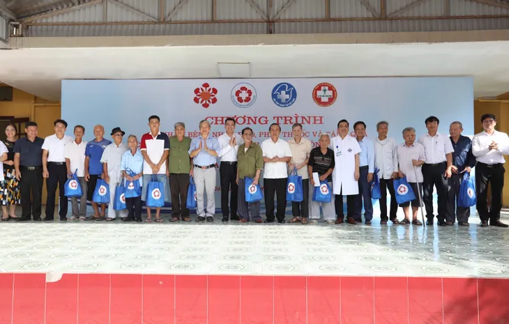 Khám bệnh, cấp phát thuốc cho gia đình chính sách, người có công tại Hải Phòng - Ảnh 1. Khám bệnh, cấp phát thuốc cho gia đình chính sách, người có công tại Hải Phòng - Ảnh 1.