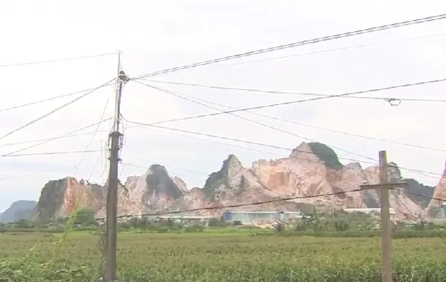 Người dân bị “tra tấn” bởi khói bụi và tiếng ồn từ mỏ đá - Ảnh 3. Người dân bị “tra tấn” bởi khói bụi và tiếng ồn từ mỏ đá - Ảnh 3.