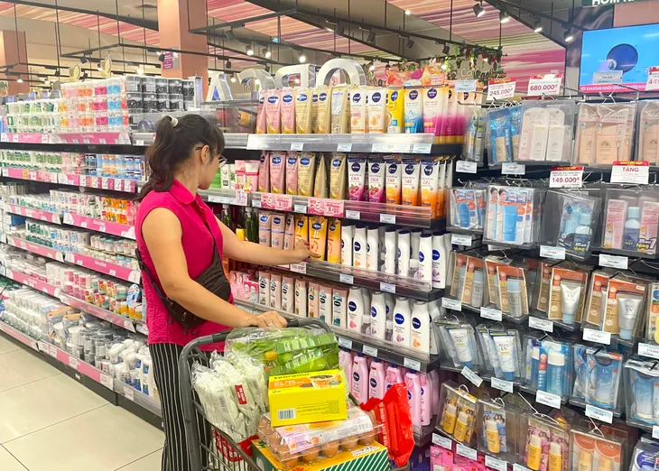 Siêu thị giảm giá, thay đổi danh mục sản phẩm để kích cầu - Ảnh 2. Siêu thị giảm giá, thay đổi danh mục sản phẩm để kích cầu - Ảnh 2.