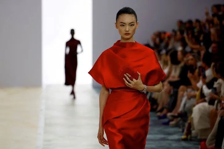 Fendi mang dòng sản phẩm thời trang cao cấp đương đại đến Paris - Ảnh 1. Fendi mang dòng sản phẩm thời trang cao cấp đương đại đến Paris - Ảnh 1.