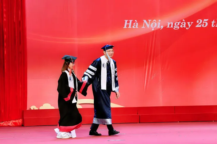Gặp gỡ cô gái bại não tốt nghiệp Đại học Luật Hà Nội - Ảnh 1. Gặp gỡ cô gái bại não tốt nghiệp Đại học Luật Hà Nội - Ảnh 1.