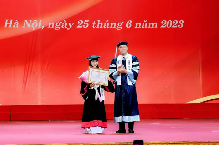 Gặp gỡ cô gái bại não tốt nghiệp Đại học Luật Hà Nội - Ảnh 2. Gặp gỡ cô gái bại não tốt nghiệp Đại học Luật Hà Nội - Ảnh 2.
