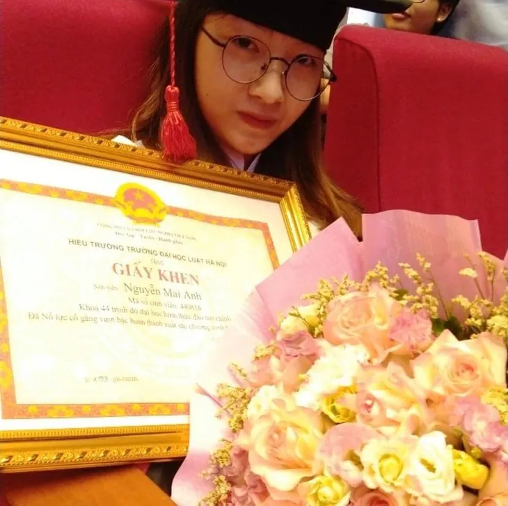 Gặp gỡ cô gái bại não tốt nghiệp Đại học Luật Hà Nội - Ảnh 4. Gặp gỡ cô gái bại não tốt nghiệp Đại học Luật Hà Nội - Ảnh 4.