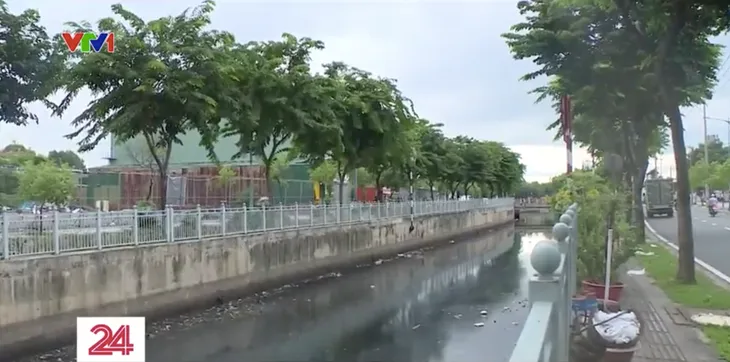 TP. Hồ Chí Minh: Tuyến kênh được chi hơn 5.000 tỷ đồng cải tạo lại bị ô nhiễm - Ảnh 1. TP. Hồ Chí Minh: Tuyến kênh được chi hơn 5.000 tỷ đồng cải tạo lại bị ô nhiễm - Ảnh 1.