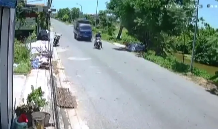 Dừng xe đột ngột, thanh niên bị xe tải húc ngã lăn ra đường - Ảnh 1. Dừng xe đột ngột, thanh niên bị xe tải húc ngã lăn ra đường - Ảnh 1.