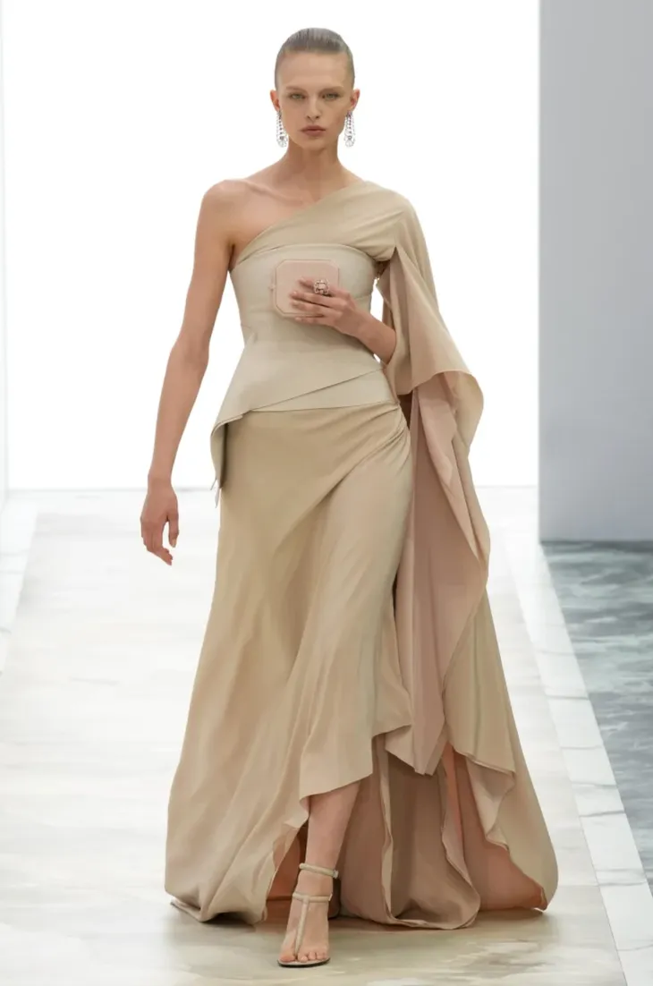 Fendi mang dòng sản phẩm thời trang cao cấp đương đại đến Paris - Ảnh 6. Fendi mang dòng sản phẩm thời trang cao cấp đương đại đến Paris - Ảnh 6.
