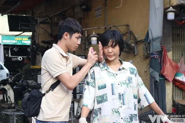 Cuộc đời vẫn đẹp sao: Cận cảnh màn hô biến bộ răng vàng cho Bát - Ảnh 13. Cuộc đời vẫn đẹp sao: Cận cảnh màn hô biến bộ răng vàng cho Bát - Ảnh 13.