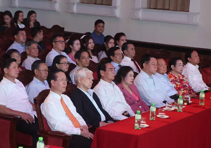 Chủ tịch nước dự Chương trình nghệ thuật đặc biệt tưởng nhớ Tổng Bí thư Lê Duẩn - Ảnh 1. Chủ tịch nước dự Chương trình nghệ thuật đặc biệt tưởng nhớ Tổng Bí thư Lê Duẩn - Ảnh 1.