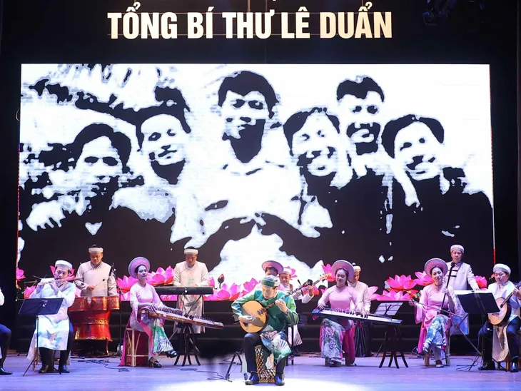 Chủ tịch nước dự Chương trình nghệ thuật đặc biệt tưởng nhớ Tổng Bí thư Lê Duẩn - Ảnh 3. Chủ tịch nước dự Chương trình nghệ thuật đặc biệt tưởng nhớ Tổng Bí thư Lê Duẩn - Ảnh 3.