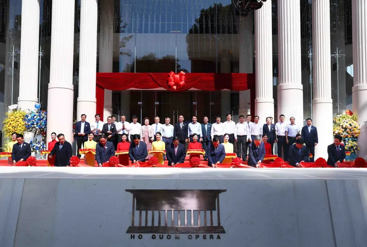 Thủ tướng Phạm Minh Chính dự Lễ khánh thành Nhà hát Hồ Gươm - Ảnh 1. Thủ tướng Phạm Minh Chính dự Lễ khánh thành Nhà hát Hồ Gươm - Ảnh 1.