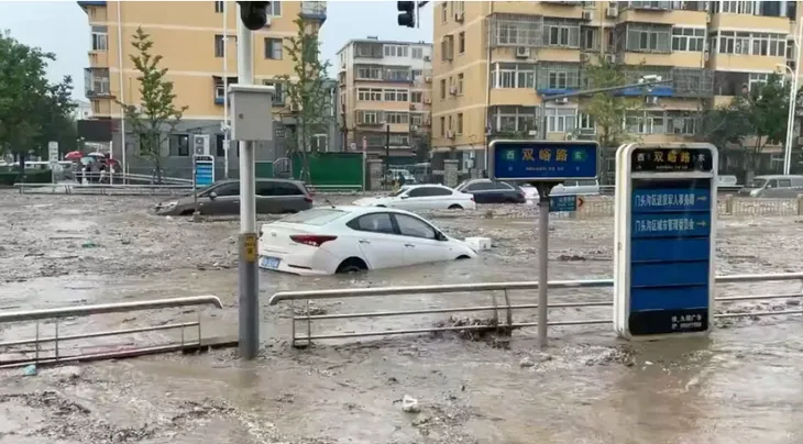 11 người chết, 27 người mất tích trong lũ lụt ở Bắc Kinh sau nhiều ngày mưa lớn - Ảnh 2. 11 người chết, 27 người mất tích trong lũ lụt ở Bắc Kinh sau nhiều ngày mưa lớn - Ảnh 2.