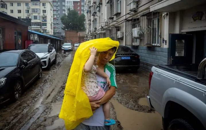 11 người chết, 27 người mất tích trong lũ lụt ở Bắc Kinh sau nhiều ngày mưa lớn - Ảnh 1. 11 người chết, 27 người mất tích trong lũ lụt ở Bắc Kinh sau nhiều ngày mưa lớn - Ảnh 1.