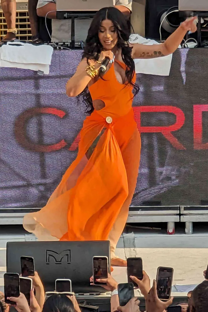 Khán giả báo cảnh sát bị Cardi B hành hung - Ảnh 1. Khán giả báo cảnh sát bị Cardi B hành hung - Ảnh 1.