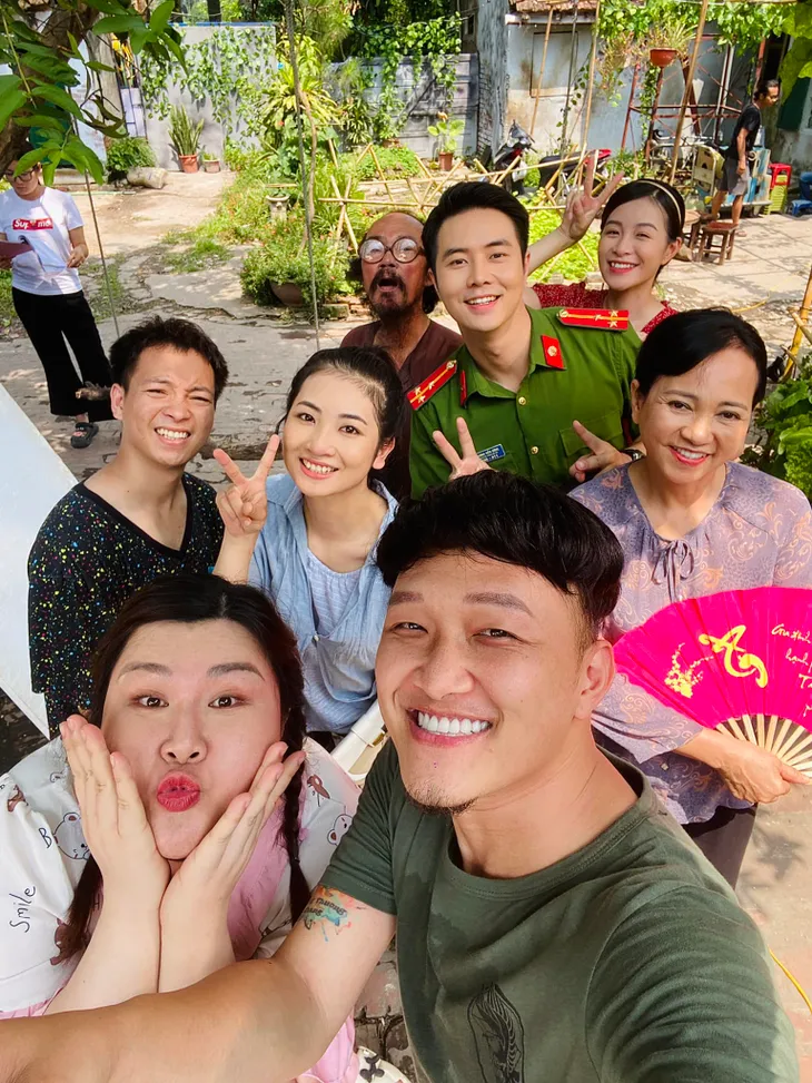 Hậu trường đáng yêu của dàn diễn viên Làng trong phố - Ảnh 2. Hậu trường đáng yêu của dàn diễn viên Làng trong phố - Ảnh 2.