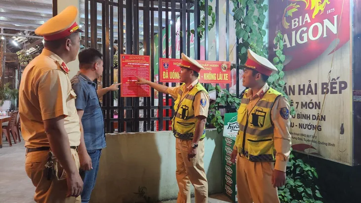 CSGT Quảng Bình đến từng hàng quán vận động Đã uống rượu bia - Không lái xe - Ảnh 1. CSGT Quảng Bình đến từng hàng quán vận động Đã uống rượu bia - Không lái xe - Ảnh 1.