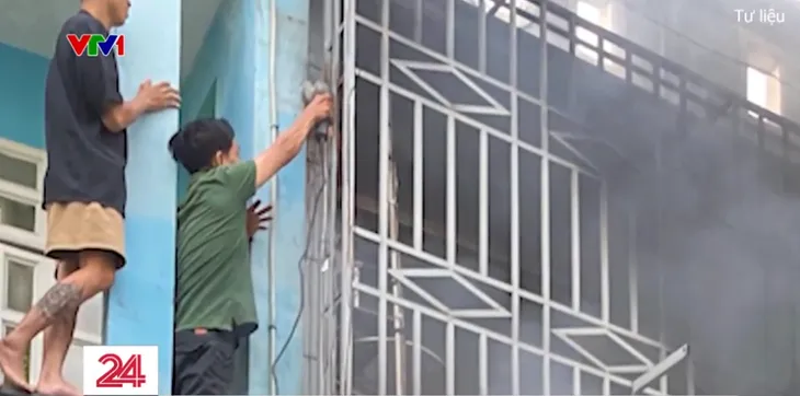 Hiểm họa rình rập từ những căn nhà không lối thoát hiểm - Ảnh 4. Hiểm họa rình rập từ những căn nhà không lối thoát hiểm - Ảnh 4.