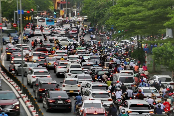 Sau mưa lớn, nhiều tuyến phố tại Hà Nội tắc nghẽn giờ tan tầm - Ảnh 8. Sau mưa lớn, nhiều tuyến phố tại Hà Nội tắc nghẽn giờ tan tầm - Ảnh 8.