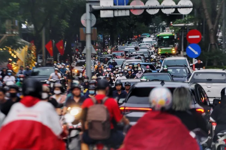 Sau mưa lớn, nhiều tuyến phố tại Hà Nội tắc nghẽn giờ tan tầm - Ảnh 6. Sau mưa lớn, nhiều tuyến phố tại Hà Nội tắc nghẽn giờ tan tầm - Ảnh 6.