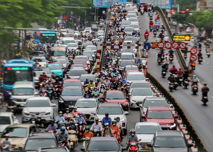 Sau mưa lớn, nhiều tuyến phố tại Hà Nội tắc nghẽn giờ tan tầm - Ảnh 4. Sau mưa lớn, nhiều tuyến phố tại Hà Nội tắc nghẽn giờ tan tầm - Ảnh 4.