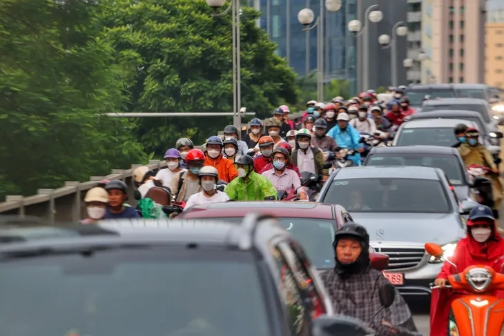 Sau mưa lớn, nhiều tuyến phố tại Hà Nội tắc nghẽn giờ tan tầm - Ảnh 7. Sau mưa lớn, nhiều tuyến phố tại Hà Nội tắc nghẽn giờ tan tầm - Ảnh 7.