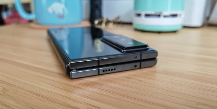 Smartphone màn hình gập và màn hình cuộn: Thiết kế nào tốt hơn? - Ảnh 1. Smartphone màn hình gập và màn hình cuộn: Thiết kế nào tốt hơn? - Ảnh 1.