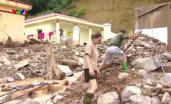 Bản làng tan hoang sau lũ quét: Không còn gì nữa, giờ trắng tay - Ảnh 2. Bản làng tan hoang sau lũ quét: Không còn gì nữa, giờ trắng tay - Ảnh 2.