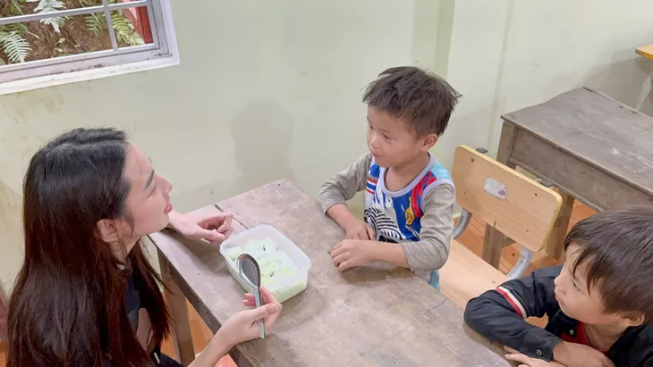 Hoa hậu Thùy Tiên cùng Quang Linh Vlogs hoàn thành dự án xây điểm trường tại Hà Giang - Ảnh 2.