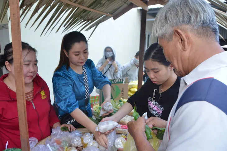Độc đáo phiên chợ dùng lá cây thay tiền ở Bạc Liêu - Ảnh 2. Độc đáo phiên chợ dùng lá cây thay tiền ở Bạc Liêu - Ảnh 2.