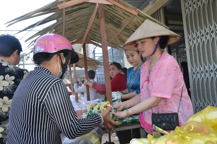 Độc đáo phiên chợ dùng lá cây thay tiền ở Bạc Liêu - Ảnh 4. Độc đáo phiên chợ dùng lá cây thay tiền ở Bạc Liêu - Ảnh 4.