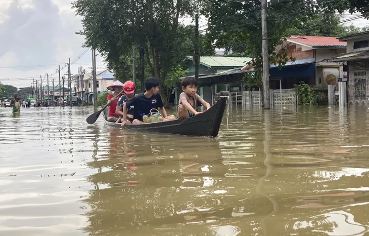 Lũ lụt nghiêm trọng tại Myanmar khiến 5 người tử vong, hàng chục nghìn người phải di dời - Ảnh 8. Lũ lụt nghiêm trọng tại Myanmar khiến 5 người tử vong, hàng chục nghìn người phải di dời - Ảnh 8.