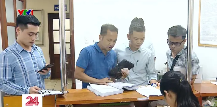 Người dân đổ xô đi đổi biển số xe - Ảnh 2. Người dân đổ xô đi đổi biển số xe - Ảnh 2.