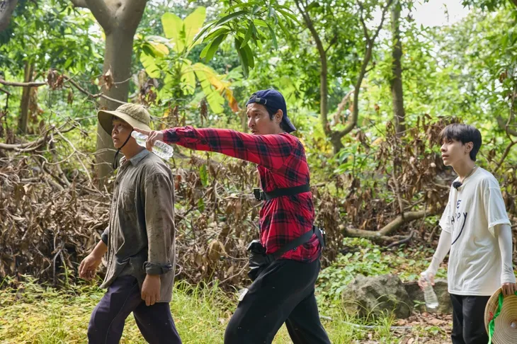 Đệ nhất mưu sinh: Huy Khánh trượt ngã khi lên núi hái xoài mưu sinh - Ảnh 1. Đệ nhất mưu sinh: Huy Khánh trượt ngã khi lên núi hái xoài mưu sinh - Ảnh 1.