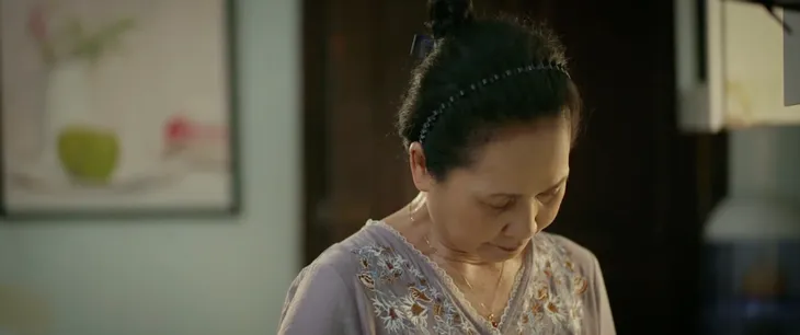 Gia đình mình vui bất thình lình - Tập 46: Công cay xè mắt ôm Phương lần cuối, nỗi khổ này ai hiểu thấu! - Ảnh 1. Gia đình mình vui bất thình lình - Tập 46: Công cay xè mắt ôm Phương lần cuối, nỗi khổ này ai hiểu thấu! - Ảnh 1.