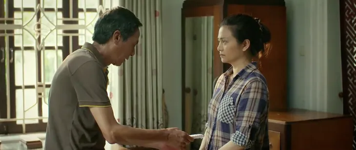 Gia đình mình vui bất thình lình - Tập 46: Công cay xè mắt ôm Phương lần cuối, nỗi khổ này ai hiểu thấu! - Ảnh 9. Gia đình mình vui bất thình lình - Tập 46: Công cay xè mắt ôm Phương lần cuối, nỗi khổ này ai hiểu thấu! - Ảnh 9.