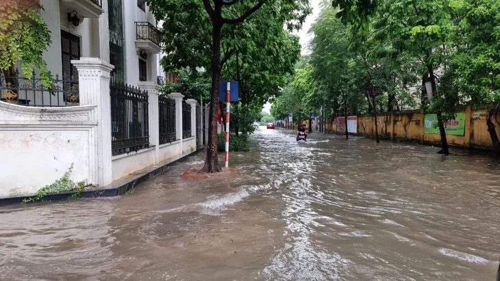 Mưa trắng trời, đường phố Hà Nội biến thành sông - Ảnh 2. Mưa trắng trời, đường phố Hà Nội biến thành sông - Ảnh 2.