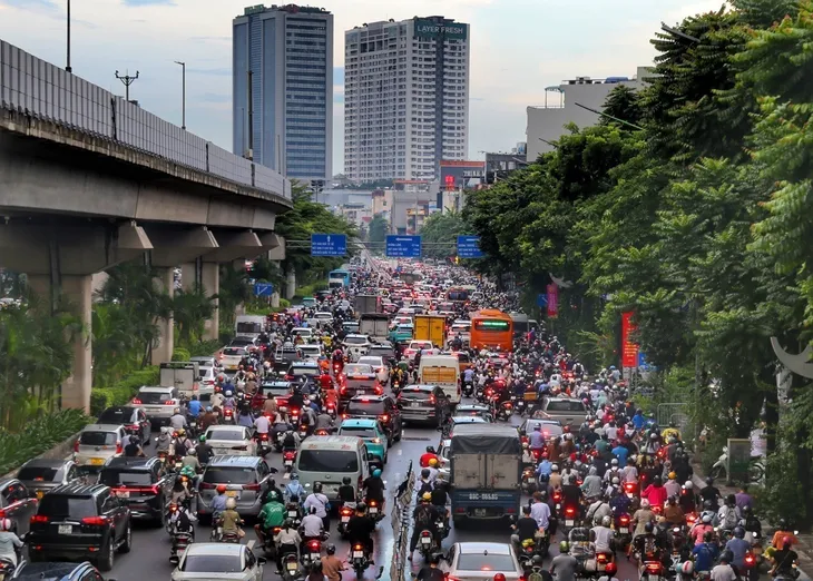 Nhiều tuyến phố Hà Nội tắc nghẽn giờ tan tầm sau cơn mưa lớn - Ảnh 8. Nhiều tuyến phố Hà Nội tắc nghẽn giờ tan tầm sau cơn mưa lớn - Ảnh 8.