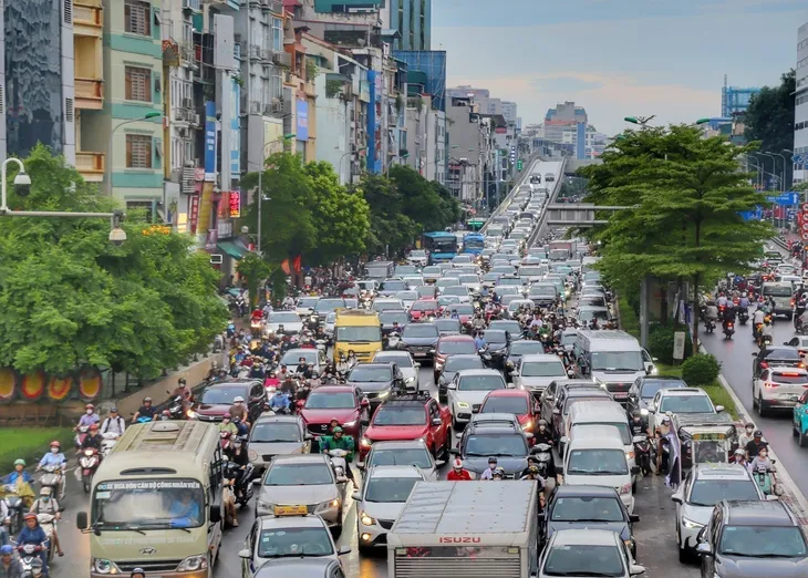 Nhiều tuyến phố Hà Nội tắc nghẽn giờ tan tầm sau cơn mưa lớn - Ảnh 7. Nhiều tuyến phố Hà Nội tắc nghẽn giờ tan tầm sau cơn mưa lớn - Ảnh 7.