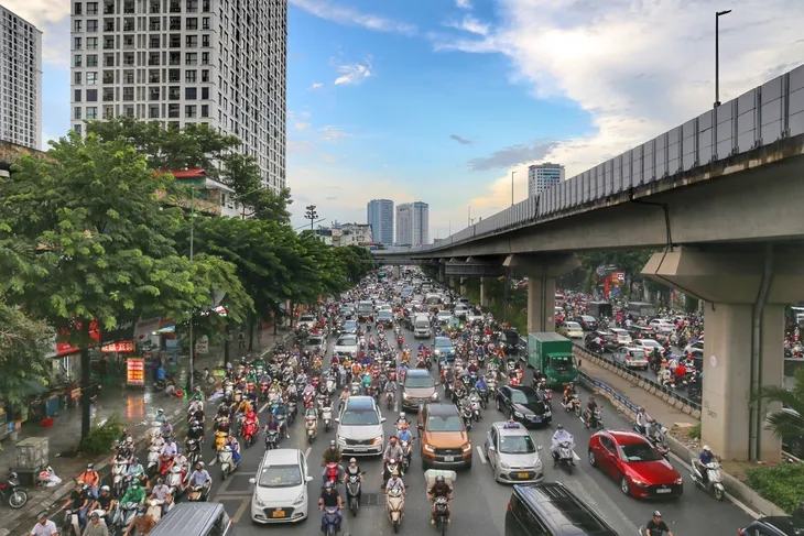 Nhiều tuyến phố Hà Nội tắc nghẽn giờ tan tầm sau cơn mưa lớn - Ảnh 5. Nhiều tuyến phố Hà Nội tắc nghẽn giờ tan tầm sau cơn mưa lớn - Ảnh 5.