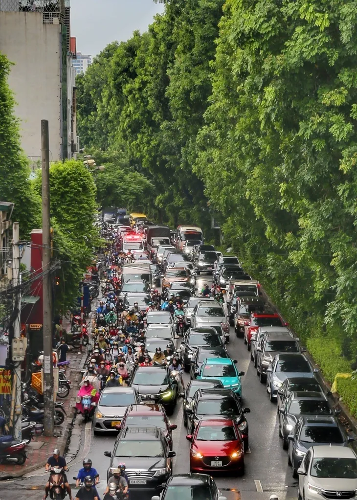 Nhiều tuyến phố Hà Nội tắc nghẽn giờ tan tầm sau cơn mưa lớn - Ảnh 4. Nhiều tuyến phố Hà Nội tắc nghẽn giờ tan tầm sau cơn mưa lớn - Ảnh 4.