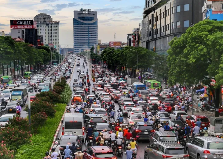 Nhiều tuyến phố Hà Nội tắc nghẽn giờ tan tầm sau cơn mưa lớn - Ảnh 3. Nhiều tuyến phố Hà Nội tắc nghẽn giờ tan tầm sau cơn mưa lớn - Ảnh 3.