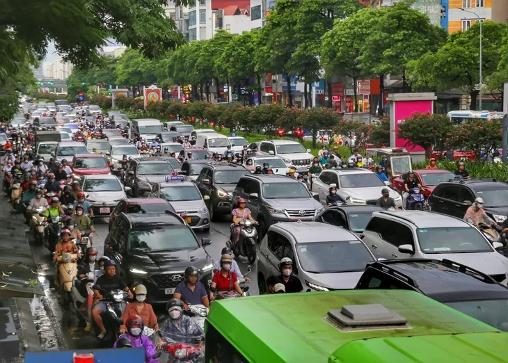 Nhiều tuyến phố Hà Nội tắc nghẽn giờ tan tầm sau cơn mưa lớn - Ảnh 1. Nhiều tuyến phố Hà Nội tắc nghẽn giờ tan tầm sau cơn mưa lớn - Ảnh 1.