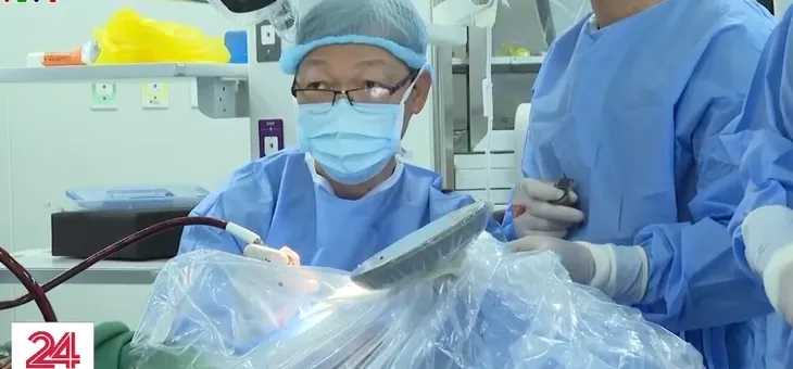 Phẫu thuật não tỉnh bằng robot mổ não hiện đại - Ảnh 1. Phẫu thuật não tỉnh bằng robot mổ não hiện đại - Ảnh 1.